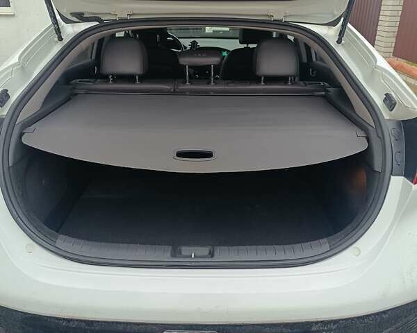 Белый Хендай Ioniq, объемом двигателя 0 л и пробегом 230 тыс. км за 10097 $, фото 3 на Automoto.ua