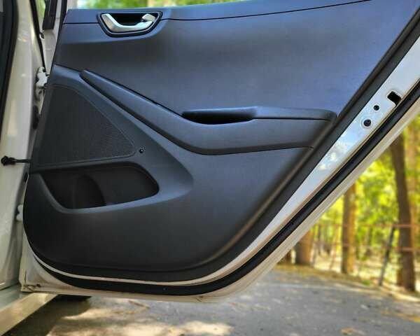 Білий Хендай Ioniq, об'ємом двигуна 0 л та пробігом 232 тис. км за 10999 $, фото 41 на Automoto.ua