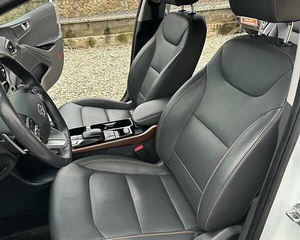 Белый Хендай Ioniq, объемом двигателя 0 л и пробегом 84 тыс. км за 12990 $, фото 16 на Automoto.ua