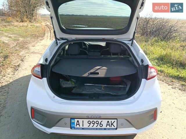 Белый Хендай Ioniq, объемом двигателя 0 л и пробегом 119 тыс. км за 12700 $, фото 24 на Automoto.ua