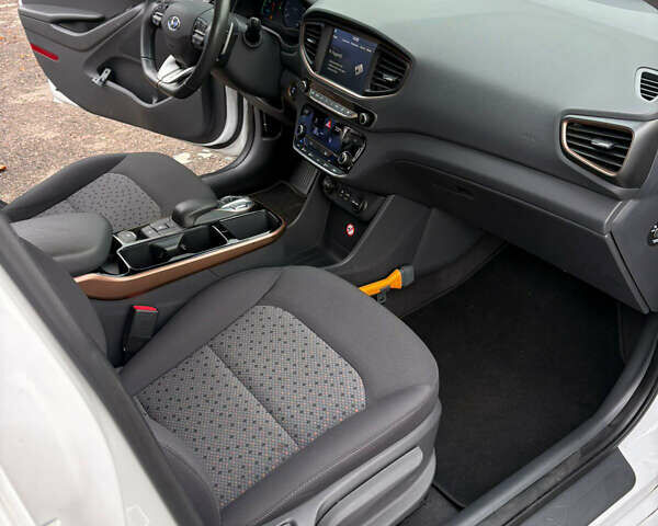 Белый Хендай Ioniq, объемом двигателя 0 л и пробегом 70 тыс. км за 10300 $, фото 19 на Automoto.ua