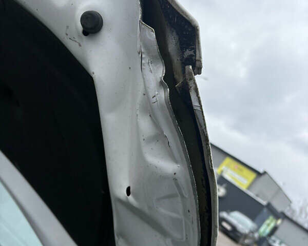 Белый Хендай Ioniq, объемом двигателя 0 л и пробегом 70 тыс. км за 10300 $, фото 10 на Automoto.ua