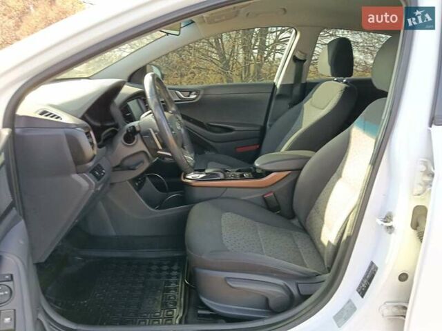 Белый Хендай Ioniq, объемом двигателя 0 л и пробегом 119 тыс. км за 12700 $, фото 5 на Automoto.ua
