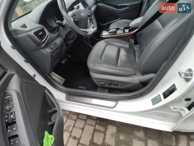Белый Хендай Ioniq, объемом двигателя 0 л и пробегом 124 тыс. км за 13500 $, фото 6 на Automoto.ua