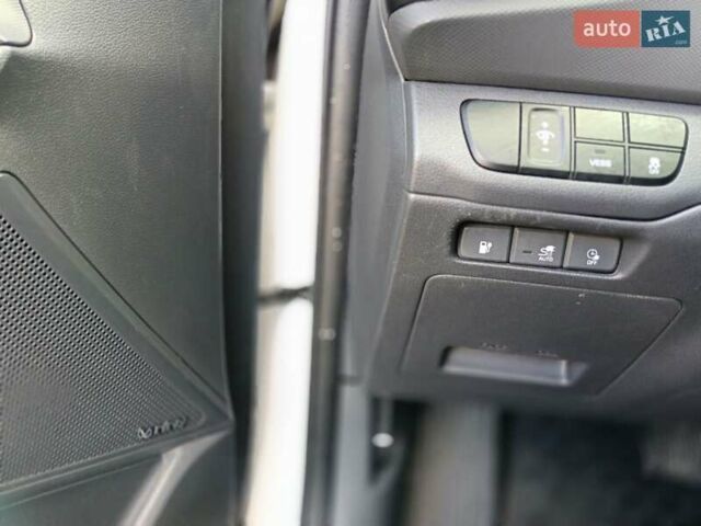 Белый Хендай Ioniq, объемом двигателя 0 л и пробегом 119 тыс. км за 12700 $, фото 16 на Automoto.ua