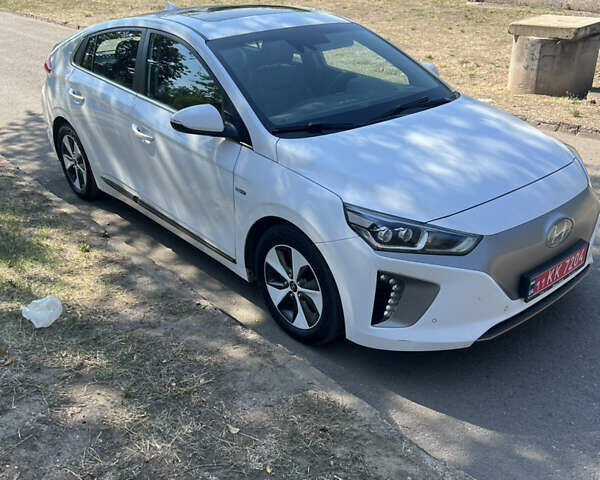 Белый Хендай Ioniq, объемом двигателя 0 л и пробегом 93 тыс. км за 13500 $, фото 4 на Automoto.ua