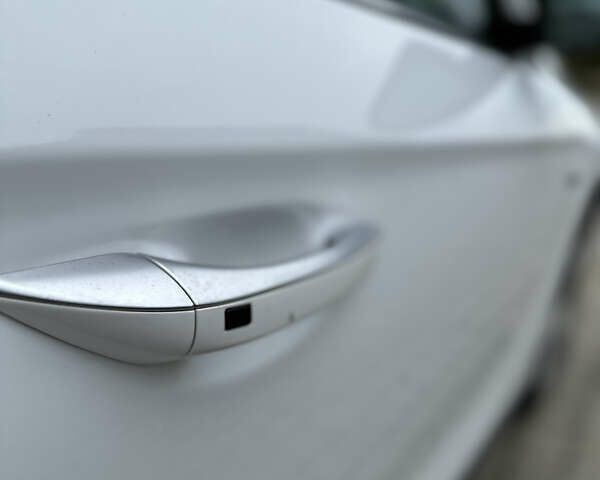 Белый Хендай Ioniq, объемом двигателя 0 л и пробегом 160 тыс. км за 11850 $, фото 32 на Automoto.ua