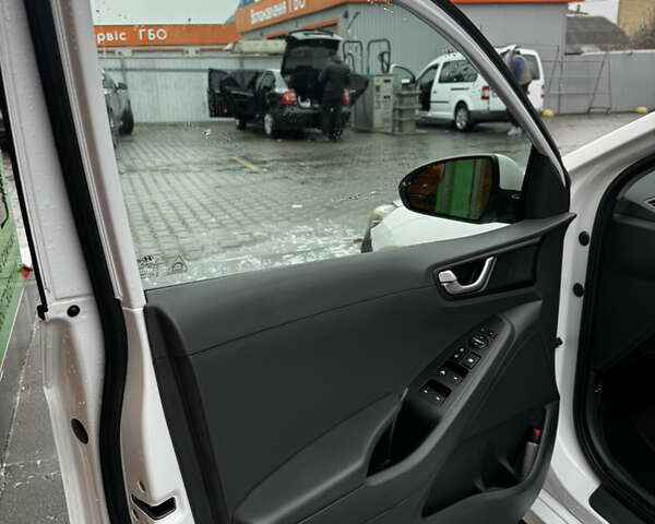 Белый Хендай Ioniq, объемом двигателя 1.6 л и пробегом 149 тыс. км за 12500 $, фото 12 на Automoto.ua