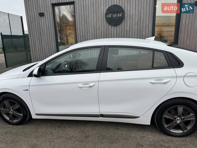 Белый Хендай Ioniq, объемом двигателя 0 л и пробегом 156 тыс. км за 11600 $, фото 4 на Automoto.ua
