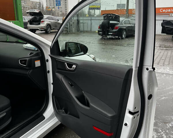 Белый Хендай Ioniq, объемом двигателя 1.6 л и пробегом 149 тыс. км за 12500 $, фото 2 на Automoto.ua