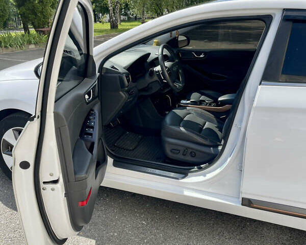 Белый Хендай Ioniq, объемом двигателя 0 л и пробегом 87 тыс. км за 17000 $, фото 10 на Automoto.ua