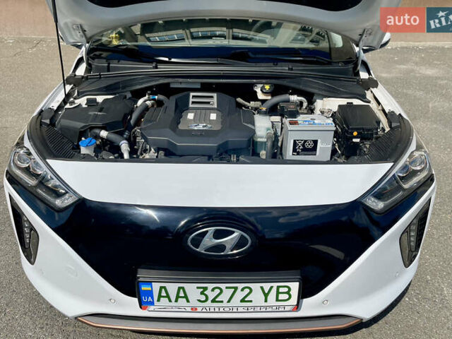 Белый Хендай Ioniq, объемом двигателя 0 л и пробегом 87 тыс. км за 17000 $, фото 30 на Automoto.ua