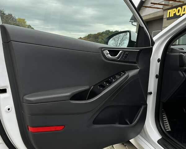 Белый Хендай Ioniq, объемом двигателя 0 л и пробегом 160 тыс. км за 11850 $, фото 27 на Automoto.ua