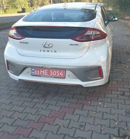 Белый Хендай Ioniq, объемом двигателя 0 л и пробегом 147 тыс. км за 13900 $, фото 13 на Automoto.ua