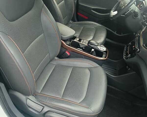 Белый Хендай Ioniq, объемом двигателя 0 л и пробегом 230 тыс. км за 10097 $, фото 7 на Automoto.ua