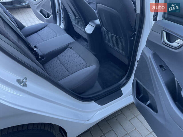 Белый Хендай Ioniq, объемом двигателя 0 л и пробегом 154 тыс. км за 10950 $, фото 21 на Automoto.ua