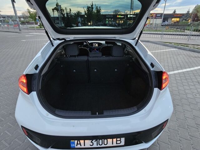 Білий Хендай Ioniq, об'ємом двигуна 1.6 л та пробігом 105 тис. км за 14500 $, фото 12 на Automoto.ua