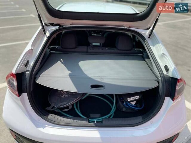 Білий Хендай Ioniq, об'ємом двигуна 0 л та пробігом 158 тис. км за 12700 $, фото 16 на Automoto.ua