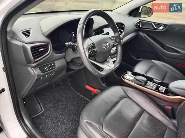Белый Хендай Ioniq, объемом двигателя 0 л и пробегом 118 тыс. км за 11850 $, фото 20 на Automoto.ua