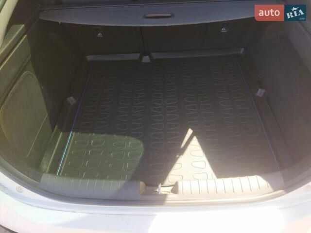 Белый Хендай Ioniq, объемом двигателя 0 л и пробегом 140 тыс. км за 13700 $, фото 10 на Automoto.ua