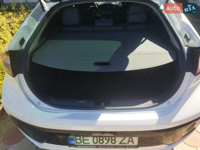 Белый Хендай Ioniq, объемом двигателя 0 л и пробегом 140 тыс. км за 13700 $, фото 17 на Automoto.ua