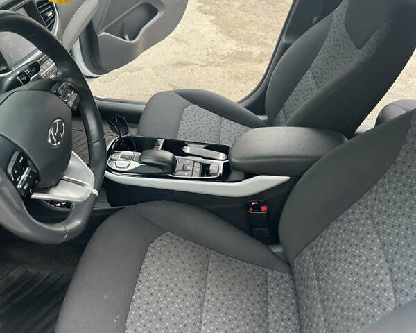 Белый Хендай Ioniq, объемом двигателя 0 л и пробегом 62 тыс. км за 15400 $, фото 8 на Automoto.ua