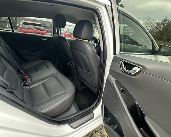 Белый Хендай Ioniq, объемом двигателя 0 л и пробегом 160 тыс. км за 11850 $, фото 16 на Automoto.ua