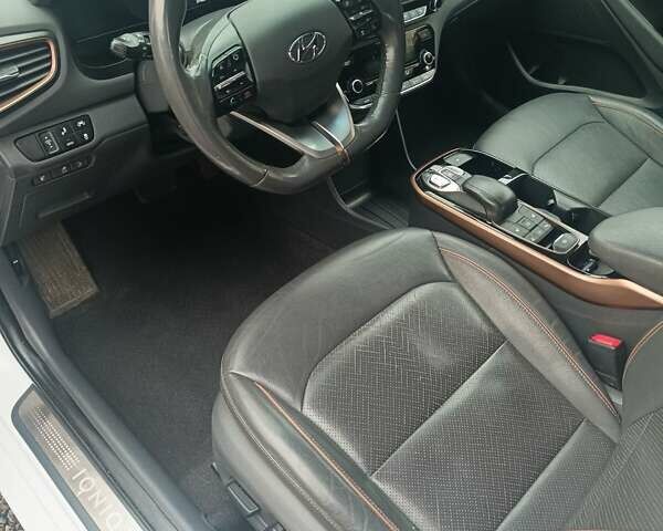 Белый Хендай Ioniq, объемом двигателя 0 л и пробегом 230 тыс. км за 10097 $, фото 4 на Automoto.ua