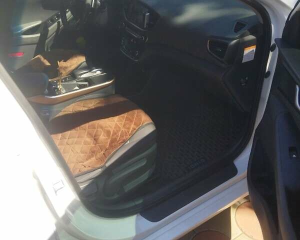Белый Хендай Ioniq, объемом двигателя 0 л и пробегом 140 тыс. км за 13700 $, фото 19 на Automoto.ua