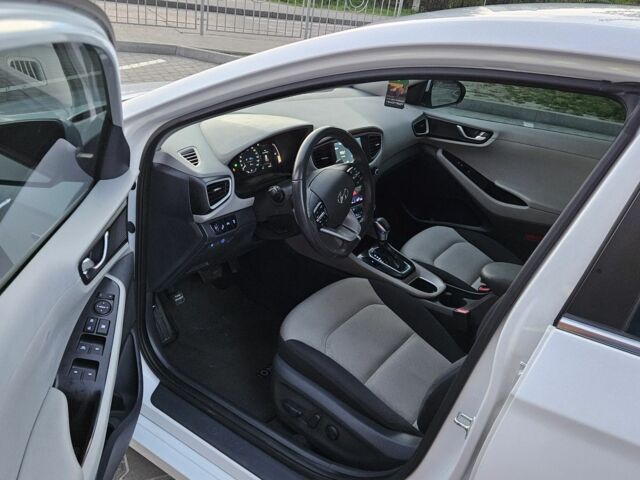 Білий Хендай Ioniq, об'ємом двигуна 1.6 л та пробігом 105 тис. км за 14500 $, фото 6 на Automoto.ua