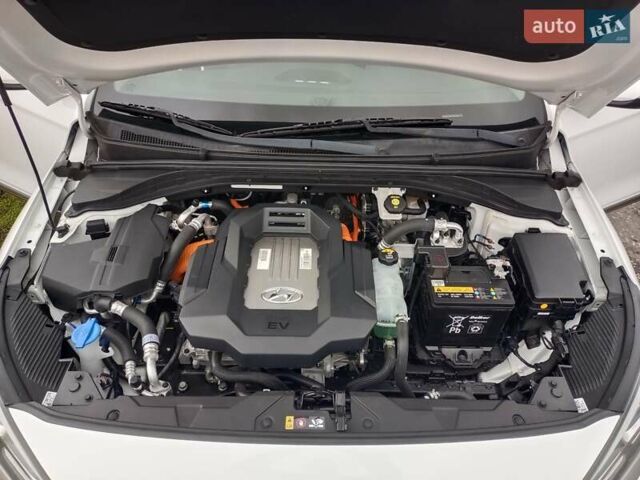 Белый Хендай Ioniq, объемом двигателя 0 л и пробегом 118 тыс. км за 11850 $, фото 48 на Automoto.ua