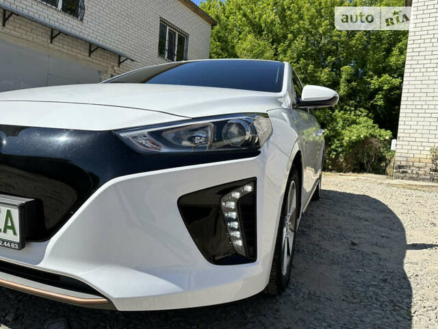 Белый Хендай Ioniq, объемом двигателя 0 л и пробегом 103 тыс. км за 14200 $, фото 6 на Automoto.ua