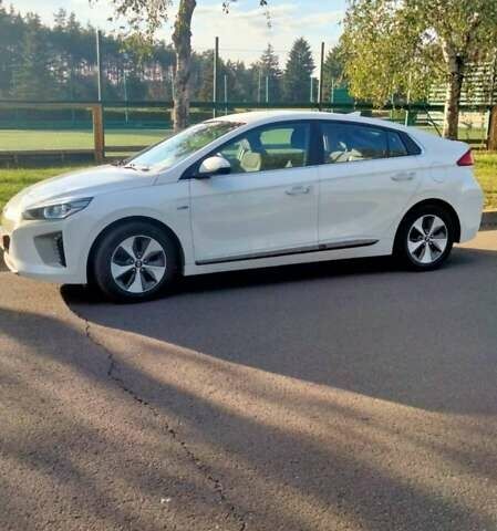 Белый Хендай Ioniq, объемом двигателя 0 л и пробегом 147 тыс. км за 13900 $, фото 5 на Automoto.ua