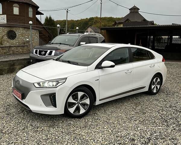 Белый Хендай Ioniq, объемом двигателя 0 л и пробегом 84 тыс. км за 12990 $, фото 4 на Automoto.ua