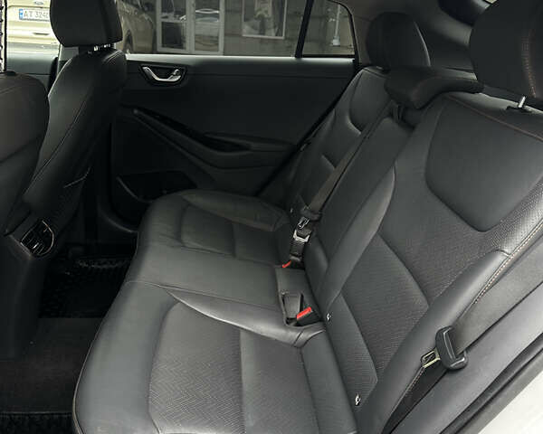 Белый Хендай Ioniq, объемом двигателя 0 л и пробегом 160 тыс. км за 11850 $, фото 17 на Automoto.ua