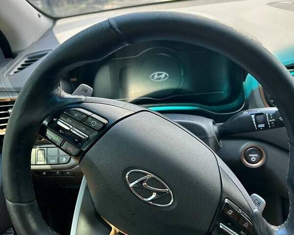 Білий Хендай Ioniq, об'ємом двигуна 0 л та пробігом 108 тис. км за 13500 $, фото 3 на Automoto.ua