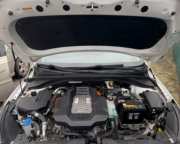 Белый Хендай Ioniq, объемом двигателя 0 л и пробегом 70 тыс. км за 10300 $, фото 14 на Automoto.ua