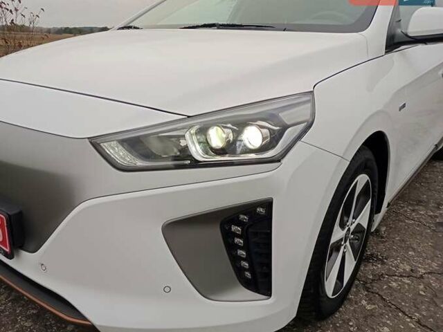 Белый Хендай Ioniq, объемом двигателя 0 л и пробегом 102 тыс. км за 12650 $, фото 47 на Automoto.ua