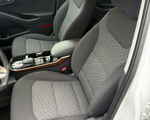 Белый Хендай Ioniq, объемом двигателя 0 л и пробегом 70 тыс. км за 10300 $, фото 18 на Automoto.ua