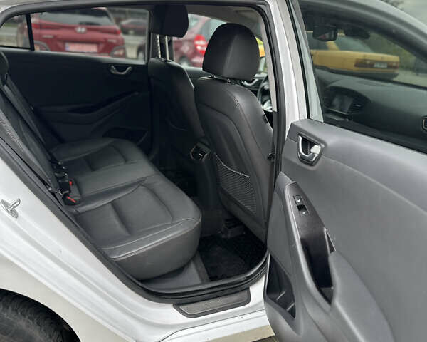 Белый Хендай Ioniq, объемом двигателя 0 л и пробегом 160 тыс. км за 11850 $, фото 15 на Automoto.ua