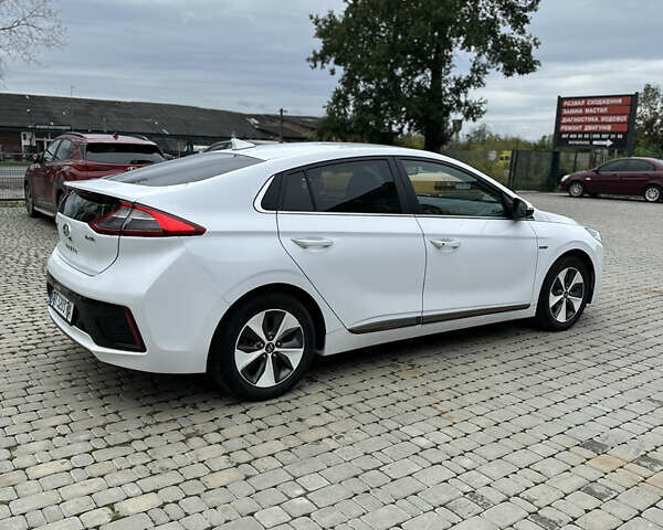 Белый Хендай Ioniq, объемом двигателя 0 л и пробегом 160 тыс. км за 11850 $, фото 7 на Automoto.ua
