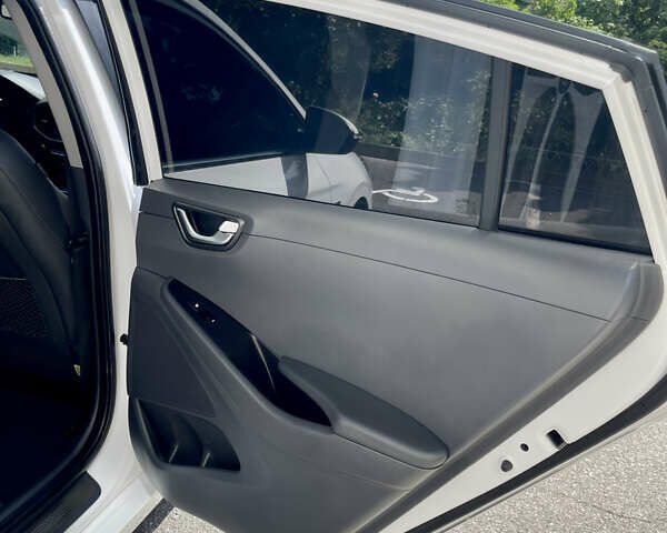 Белый Хендай Ioniq, объемом двигателя 0 л и пробегом 87 тыс. км за 17000 $, фото 21 на Automoto.ua