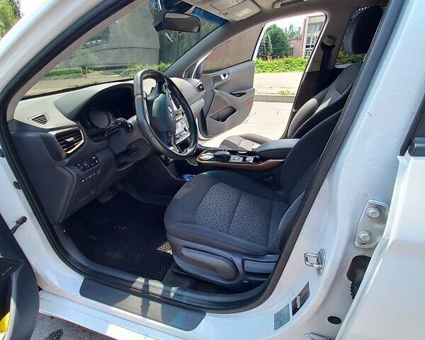 Белый Хендай Ioniq, объемом двигателя 0 л и пробегом 160 тыс. км за 12400 $, фото 12 на Automoto.ua