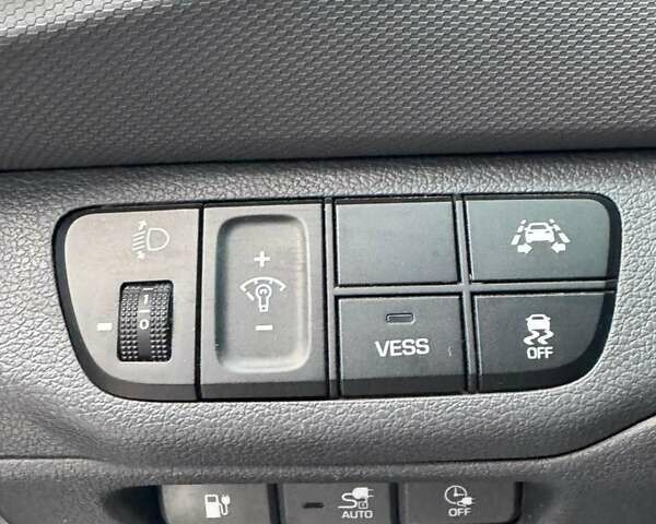 Белый Хендай Ioniq, объемом двигателя 0 л и пробегом 95 тыс. км за 12500 $, фото 9 на Automoto.ua