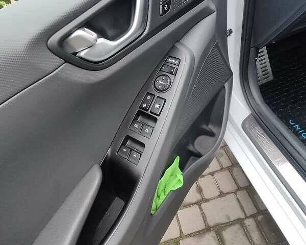 Белый Хендай Ioniq, объемом двигателя 0 л и пробегом 124 тыс. км за 13500 $, фото 7 на Automoto.ua