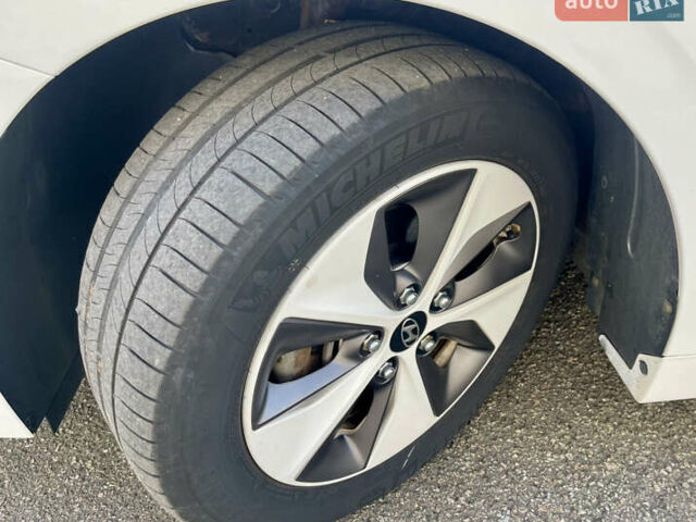 Белый Хендай Ioniq, объемом двигателя 0 л и пробегом 87 тыс. км за 17000 $, фото 31 на Automoto.ua