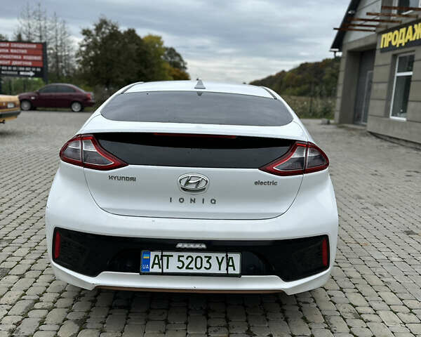 Белый Хендай Ioniq, объемом двигателя 0 л и пробегом 160 тыс. км за 11850 $, фото 9 на Automoto.ua