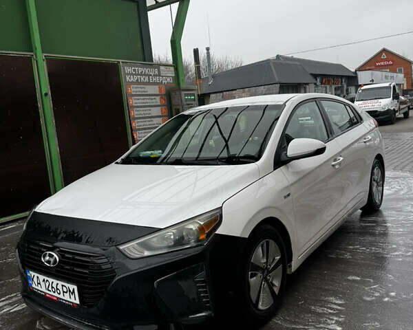 Белый Хендай Ioniq, объемом двигателя 1.6 л и пробегом 149 тыс. км за 12500 $, фото 1 на Automoto.ua
