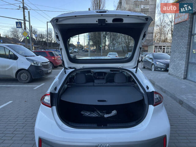 Белый Хендай Ioniq, объемом двигателя 0 л и пробегом 154 тыс. км за 10950 $, фото 23 на Automoto.ua