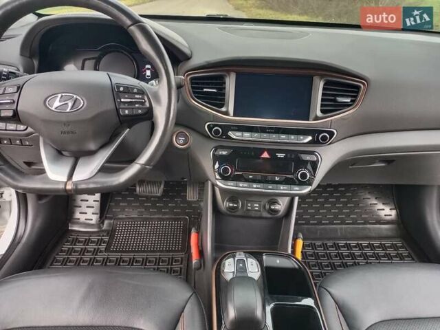 Белый Хендай Ioniq, объемом двигателя 0 л и пробегом 102 тыс. км за 12650 $, фото 36 на Automoto.ua